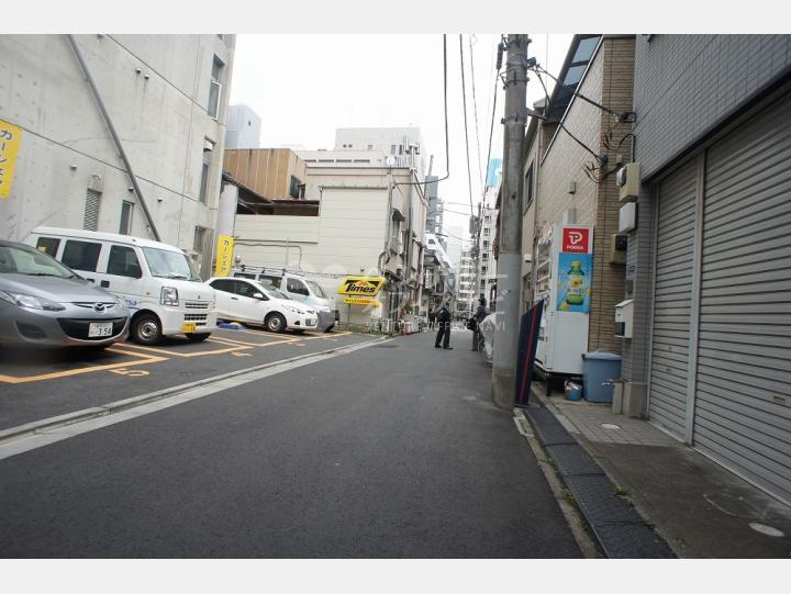 物件前通り【紀伊国屋ビル】