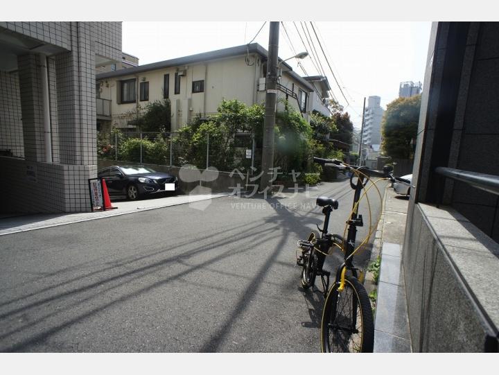 ビルの前の通り【Rizビル】