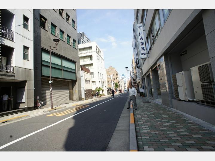 ビルの前の通り【戸谷ビル】