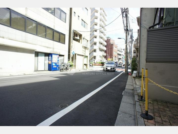 ビルの前の通り【牛込マンション】