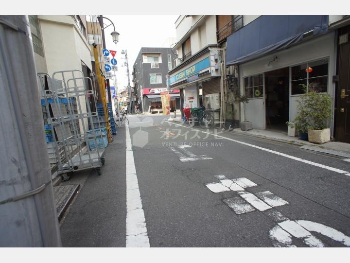 ビルの前の通り【サンハイツ神楽坂】