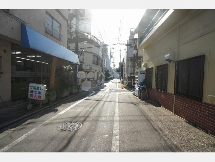 ビルの前の通り【ヴィラ池袋3丁目】