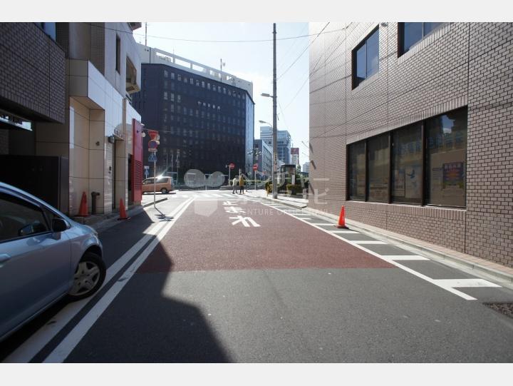 ビルの前の通り【平凡新富ビル】
