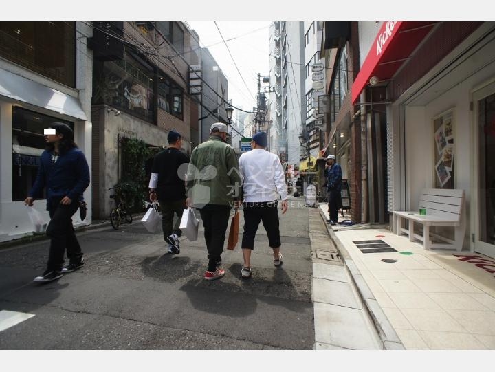 ビルの前の通り【原宿MYビル】