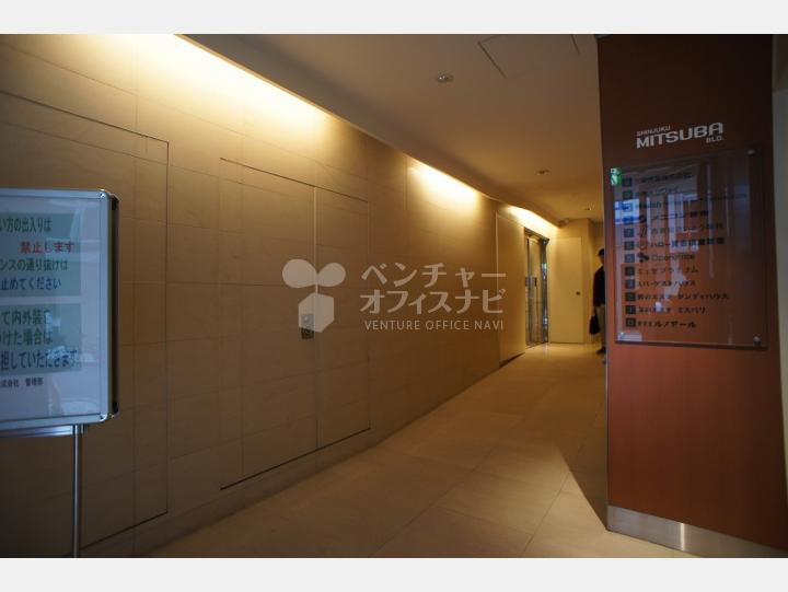 エントランス 青梅街道側 【新宿三葉ビル(SHINJUKU MITSUBA BLD.)】