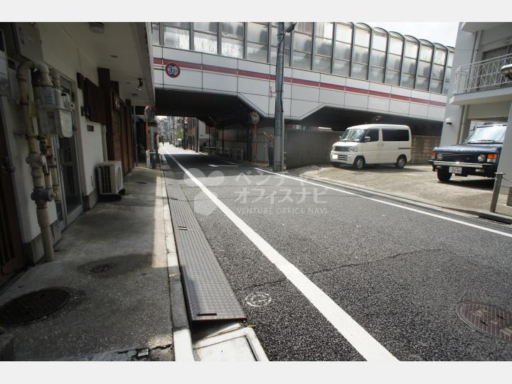 前面道路【ニュー六本木マンション】