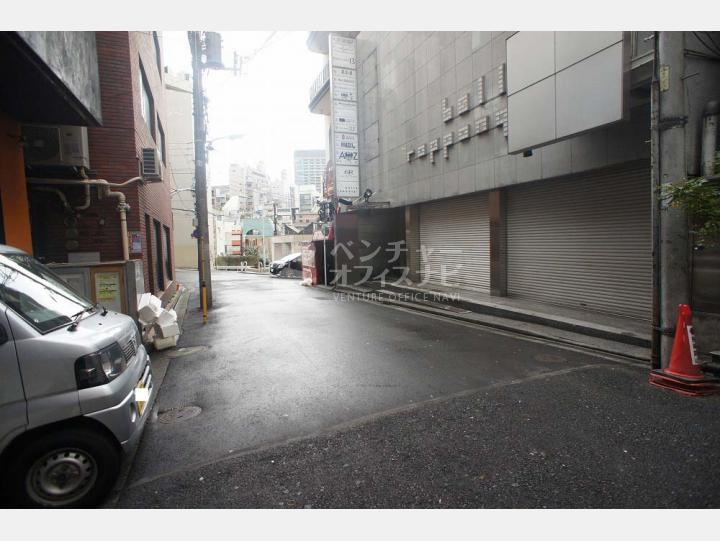 ビル前面道路【BOX ROPPONGI】