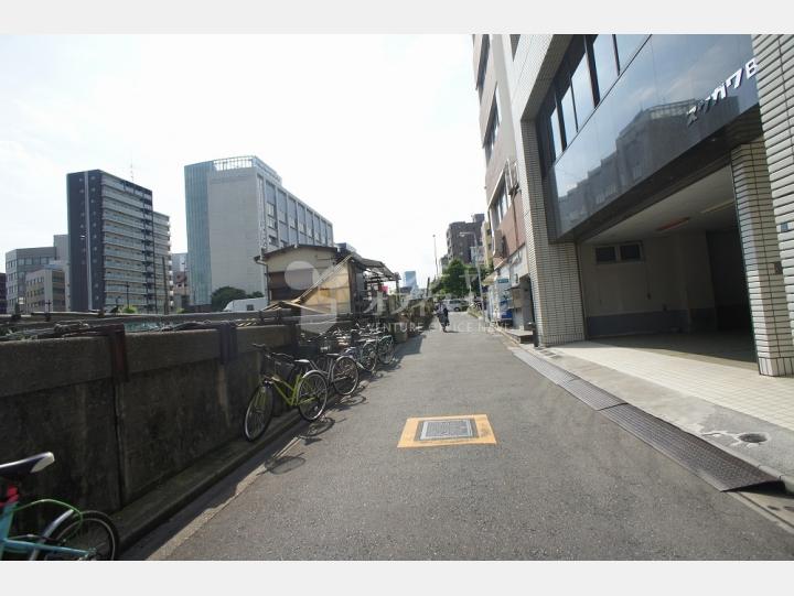 ビルの前の通り【東宏ビル】