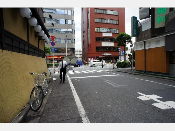 ビルの前の通り【横田ビル】