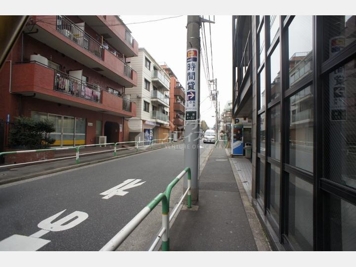 ビルの前の通り【ミニービル】
