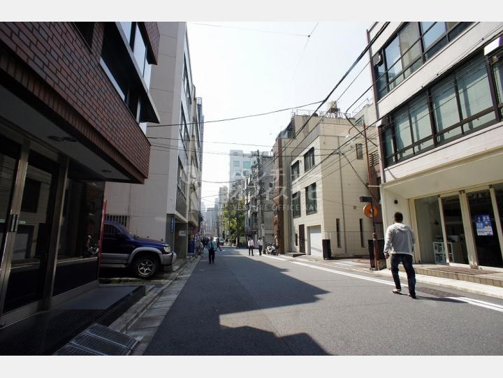 建物前通り【東京第一綿業岩田ビル】
