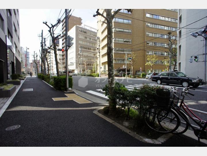 建物前通り【安田小網町マンション】