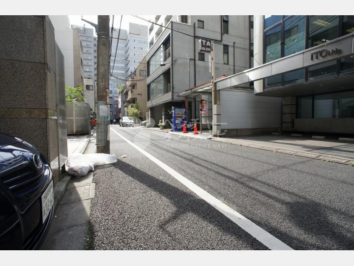 ビルの前の通り【芝ブライトビル】