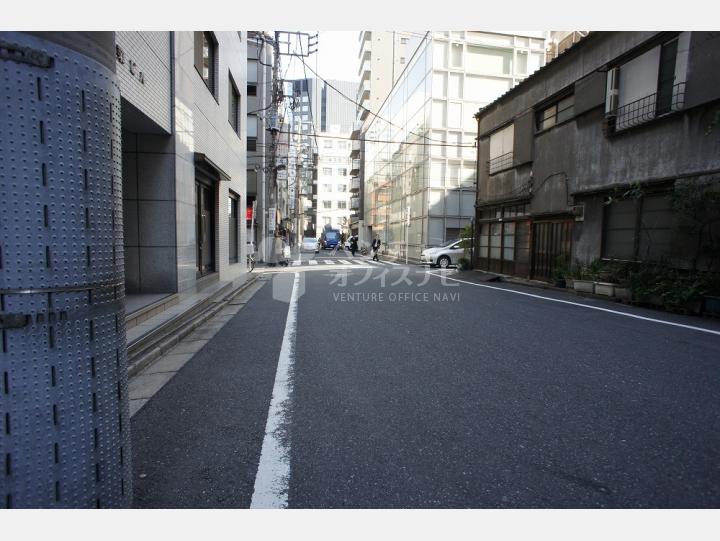 物件前通り【タイヤビル】
