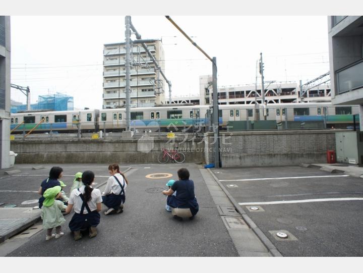 ビルの前の通り【リフュージュ・アイ・ノース】