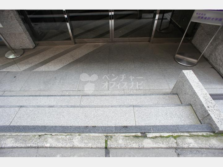 入口前の階段 【麹町秀永ビル】