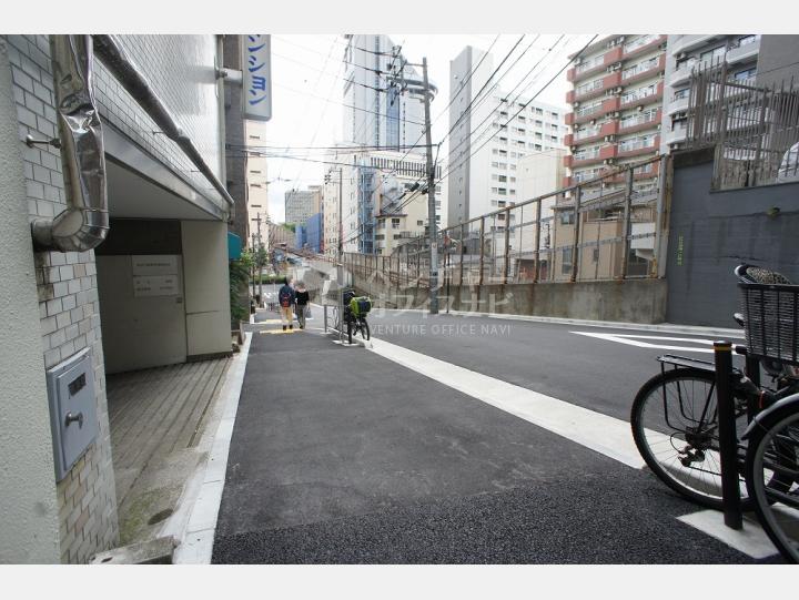 ビルの前の通り【本郷春日マンション】