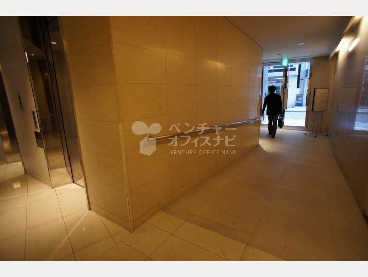 エントランス 青梅街道側 【新宿三葉ビル(SHINJUKU MITSUBA BLD.)】