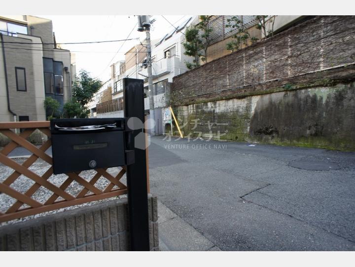 建物前の通り・メールボックス