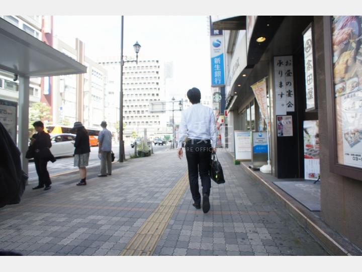 ビルの前の通り【エキニア池袋】