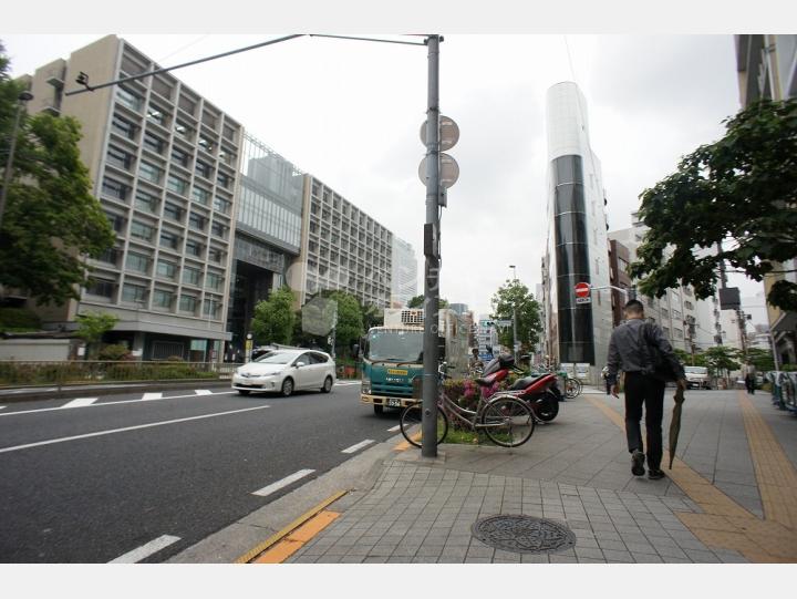 建物前の道路【万代三田ビル】