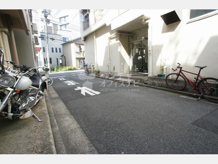 ビルの前の通り【マンショントライポート】