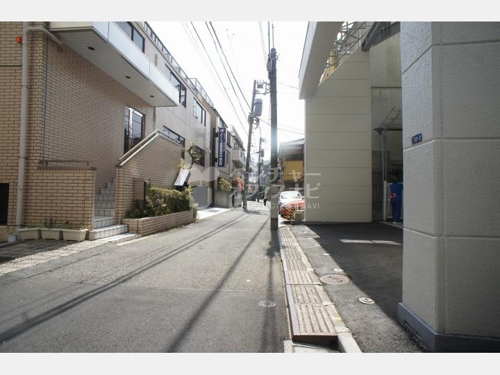 ビルの前の通り【スタジオフラット】