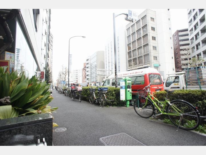 前面道路【ポワロービル】