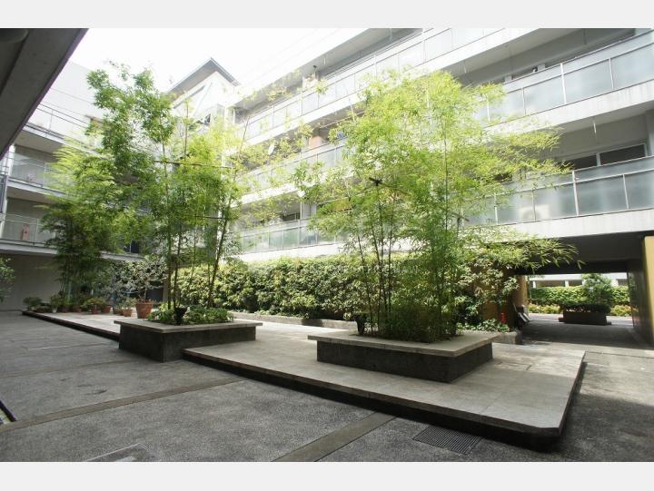 中庭【静宏荘1号館】