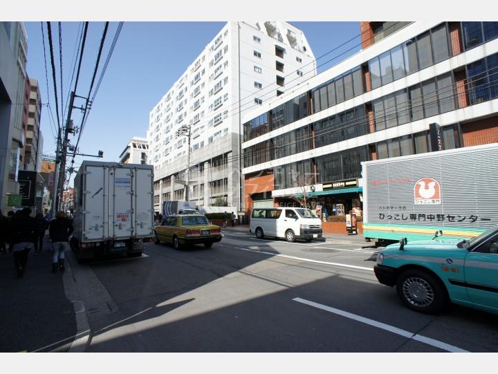 物件前の骨董通り 【虎屋ビル】