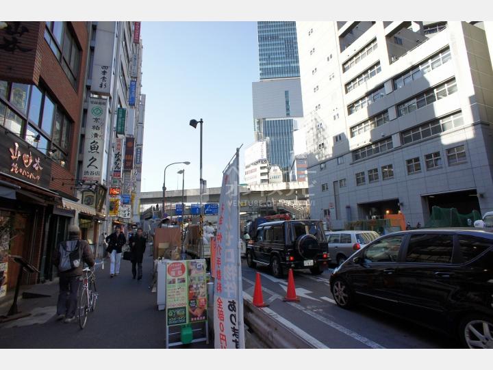 物件前の明治通り　【ANDO　BUILDING（安藤ビル）】