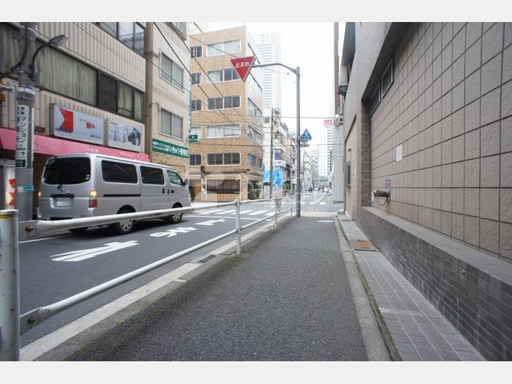 建物前の道路【浜松町クォーターコーポ】