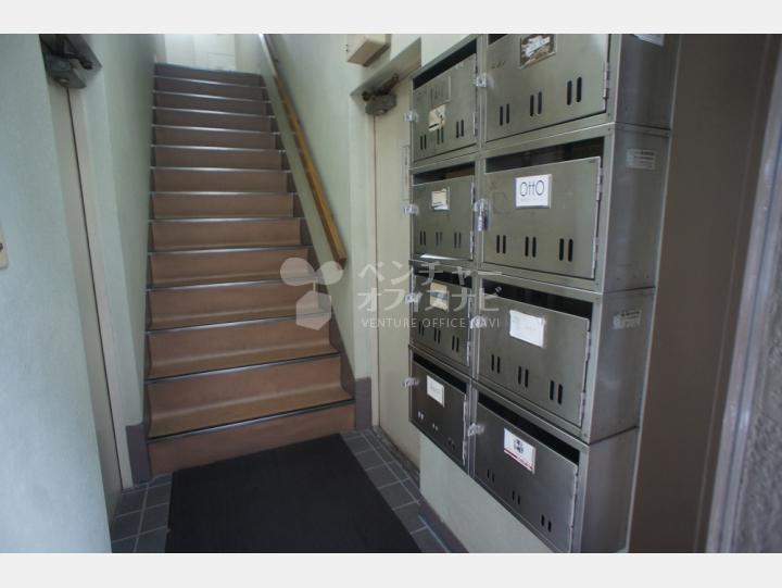 階段とメールボックス【サンハイツ】