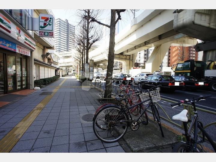 前面道路【新宿カメヤビル】