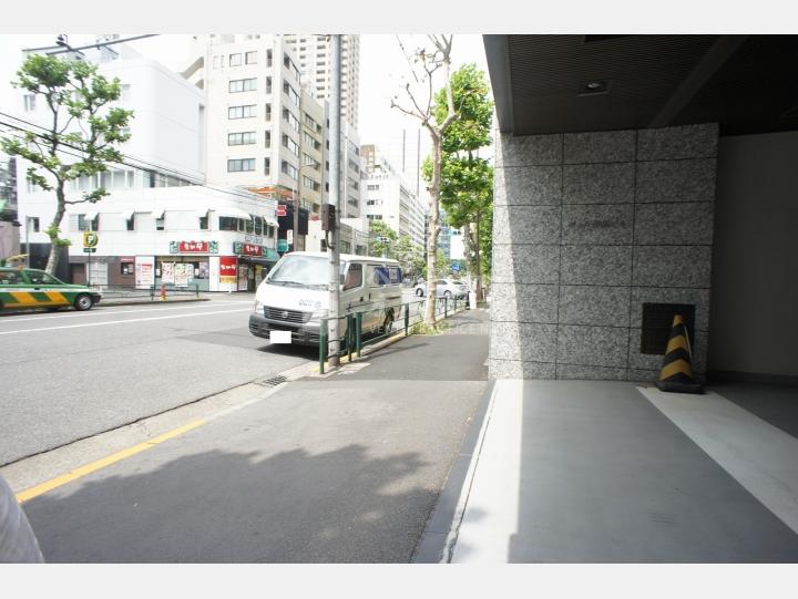 前面道路【ニュー新坂ビル】