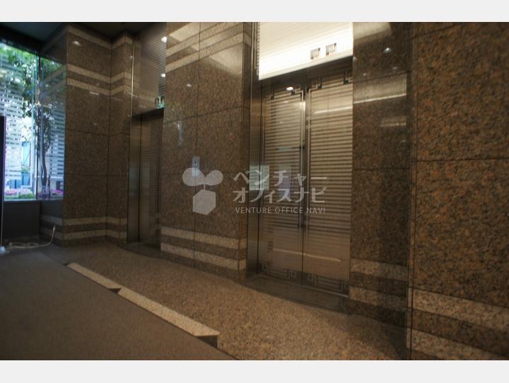 エレベーター【興和西新橋ビルB棟】