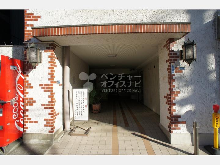 綺麗に掃除された入口 【メイ・メゾン】
