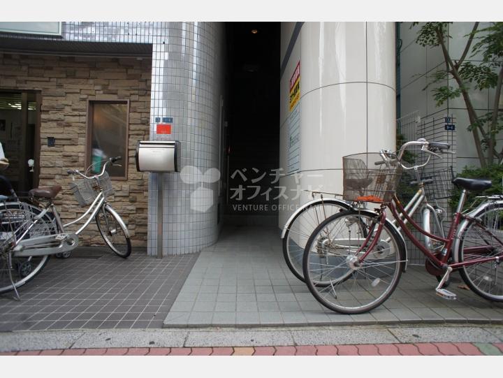 入口【クレセントビル】