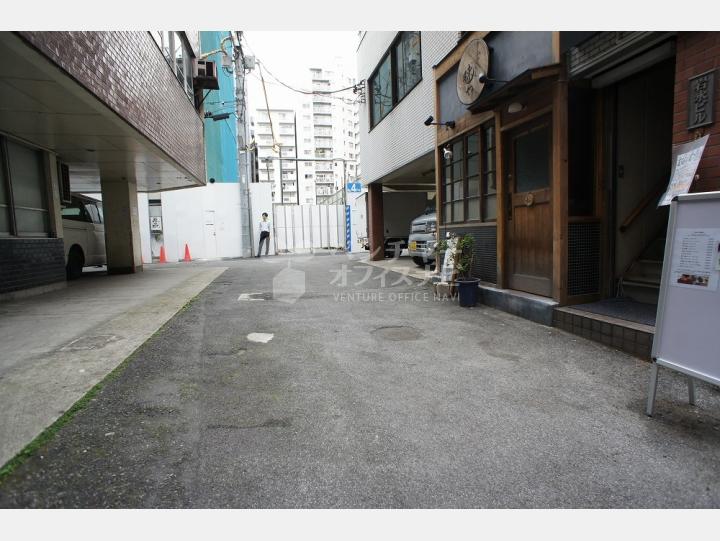ビルの前の通り【港会館】