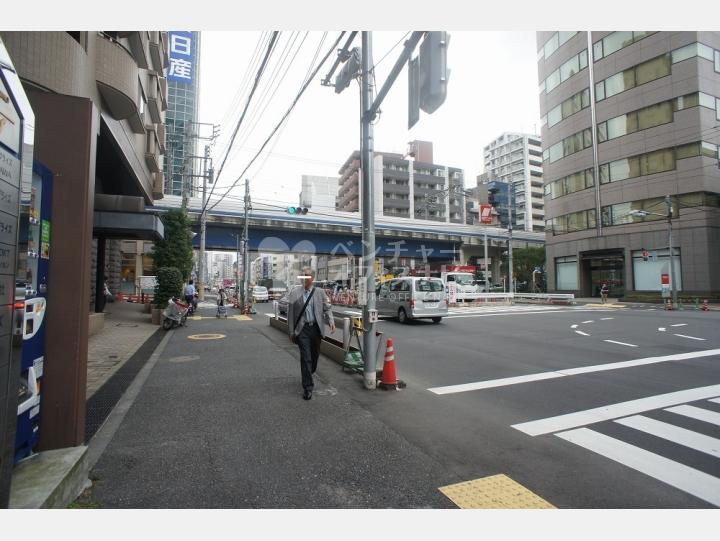 物件前通り【ヘリオスビル】