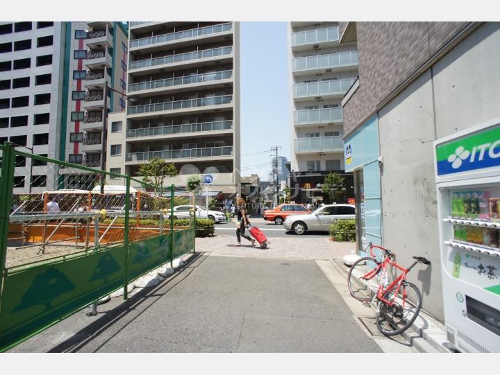 建物前の道路 【三晃ビル】