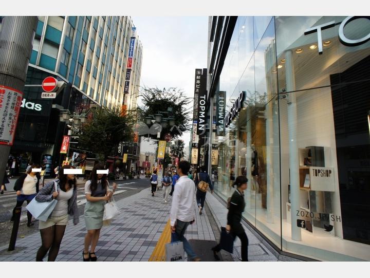 建物前の通りミラザ新宿