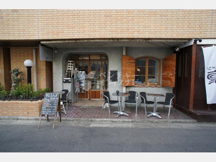1階にカフェが入居していて、打ち合わせなどに便利です 【パラシオン渋谷】