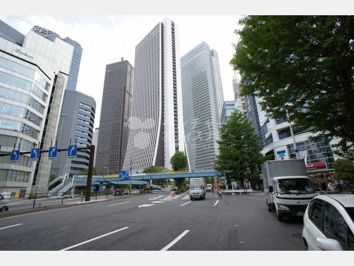 物件前の青梅街道 【西新宿小林ビル】