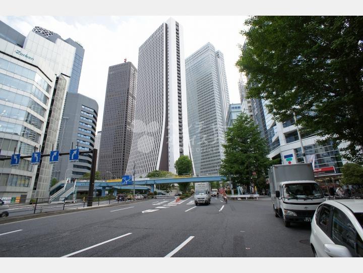 物件前の青梅街道　【西新宿小林ビル】