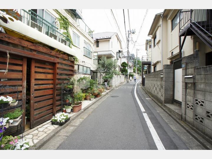 物件前の通り　【鈴木マンション】