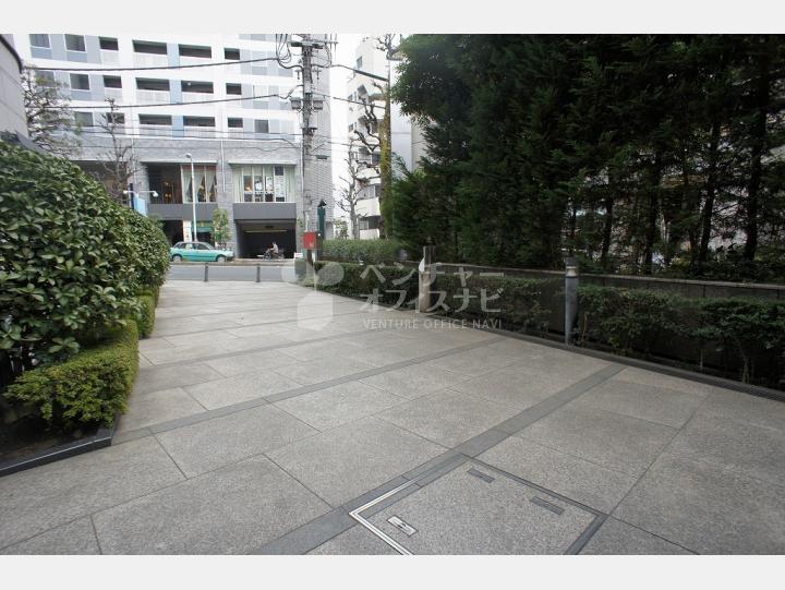 外苑西通りまでの通路 【青山コンパルビル(AOYAMA COMPAL BLD.)】