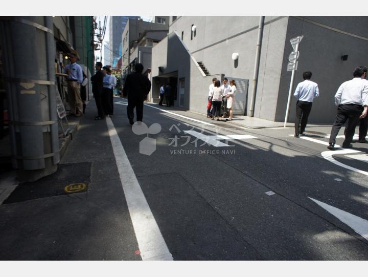 建物前の道路【川西ビル】