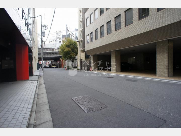 前面道路【神田鎌倉ビル】