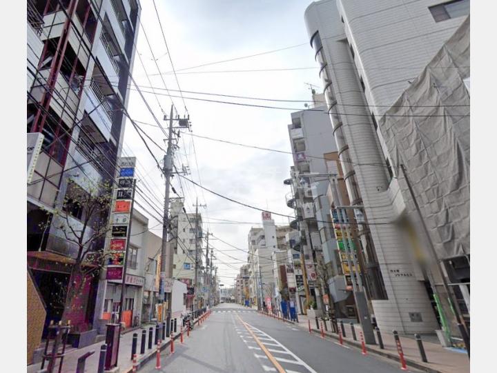 【前面道路】竹の塚Ririビル